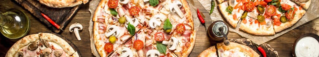 Sélection de pizzas et ingrédients sur une table en bois